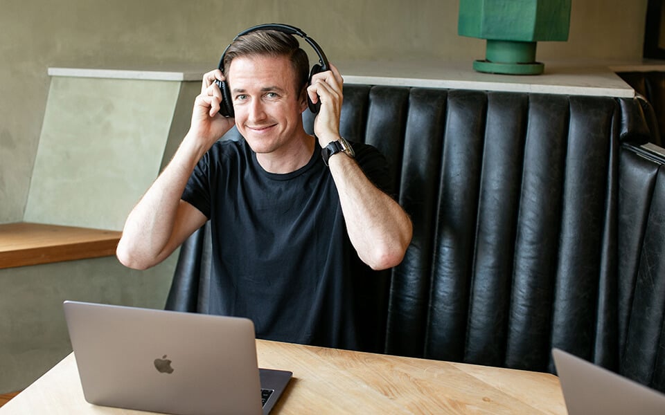 Ryan Robinson Podcaster et blogueur travaillant dans un café